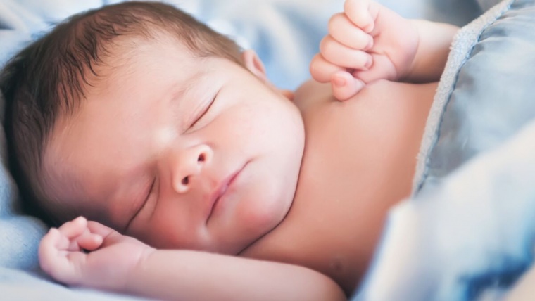 Combien d&rsquo;heures de sommeil pour un bébé 4 mois ?