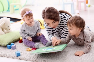 Nounou jouant avec enfants