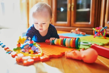 Bébé qui joue sur tapis d'eveil