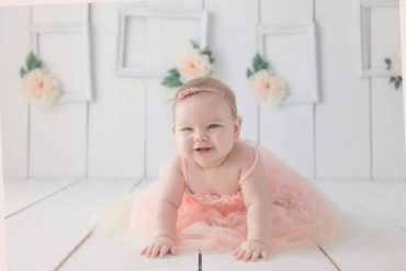 petite fille qui marche à quatre pattes