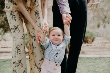 bébé qui apprends à marcher