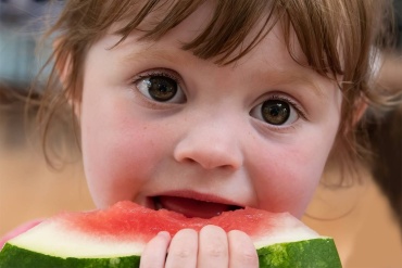 petite fille qui mange de la pastèque