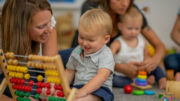 Occuper un bébé de 3 mois : comment faire ?