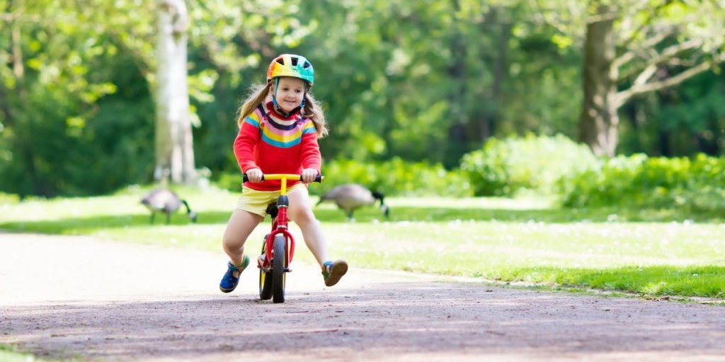 une fille qui fait du vélo