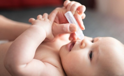 Nettoyer le nez de mon bébé avec du sérum physiologique : les bons gestes à adopter