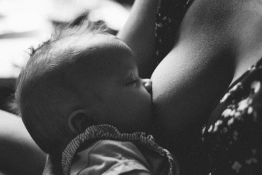 Maman qui allaite son enfant