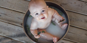 bébé prend son bain