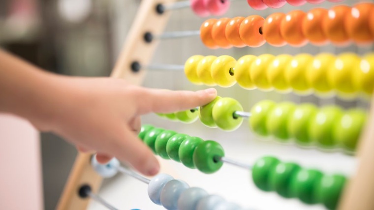 Comment utiliser le boulier Montessori ?