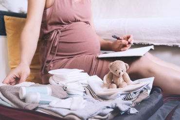 femme enceinte qui écrit dans son carnet de grossesse