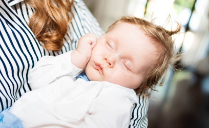 Sommeil chez le bébé : 5 astuces pour mettre toutes les chances de son côté !