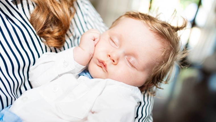 Sommeil chez le bébé : 5 astuces pour mettre toutes les chances de son côté !